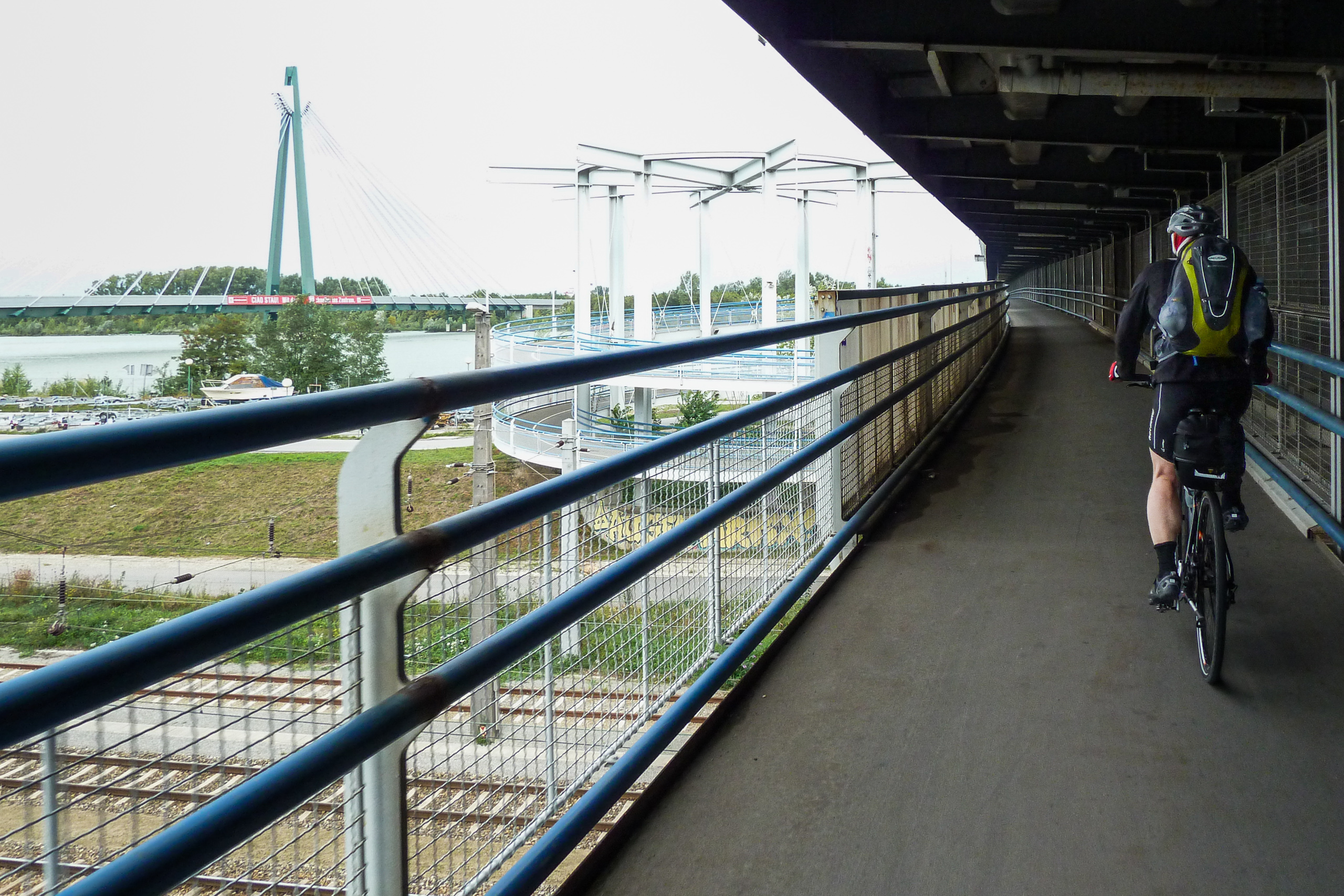 Über die Donau – Radweg auf der Brückenrampe